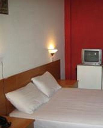 Sky Hotel Nicosia Room photo